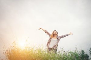 Vrouw in zon, blog door coach voor eigenwaarde rust, kracht, zelfvertrouwen