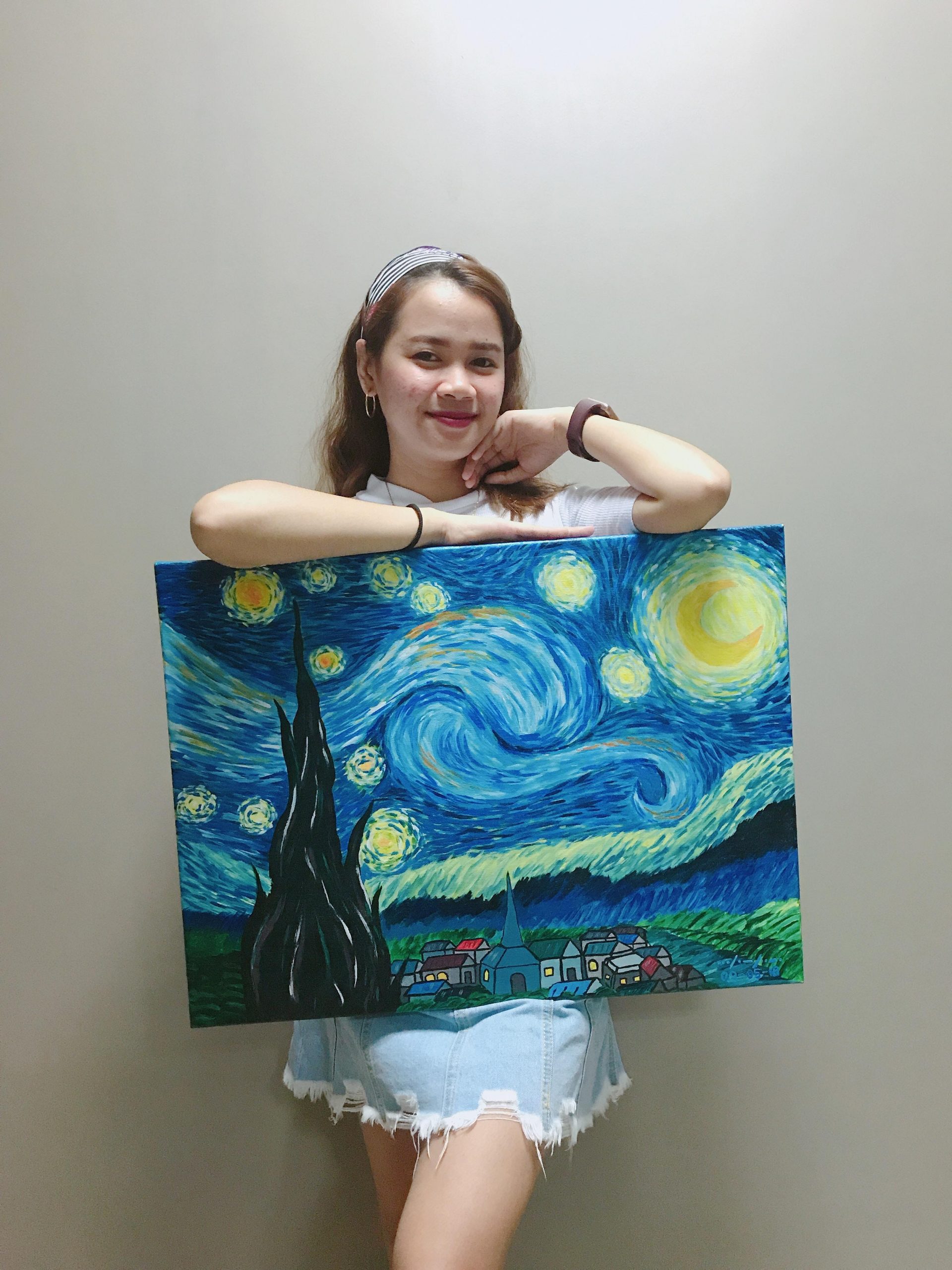 Foto meisje met schilderij. Workshop door coach voor rust kracht en eigenwaarde: Van Gogh de natuur en jij