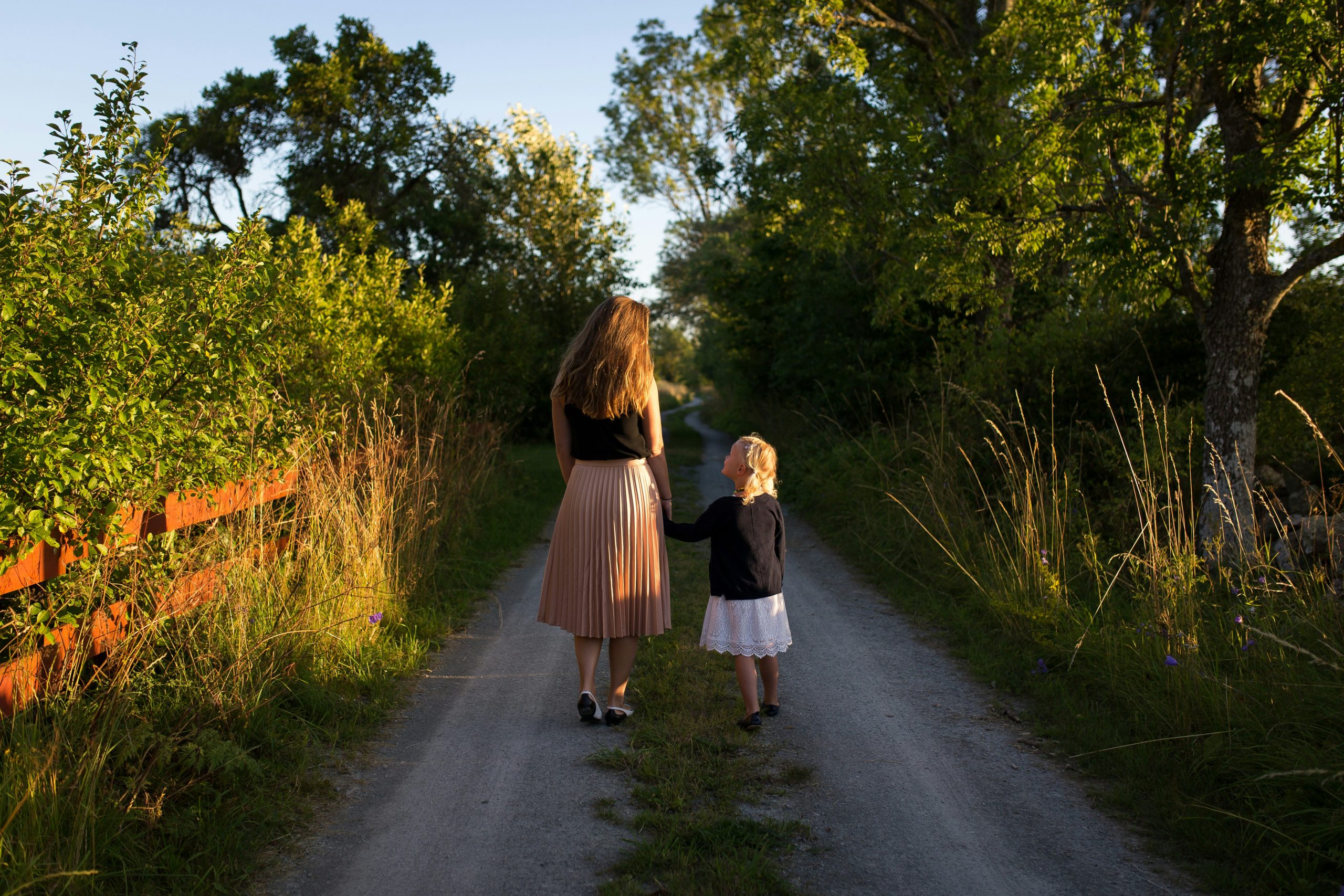 workshop Genietend wandelen door coach voor eigenwaarde, rust, kracht en zelfvertrouwen in Krimpen aan den IJssel. Foto van moeder en kind die samen wandelen.